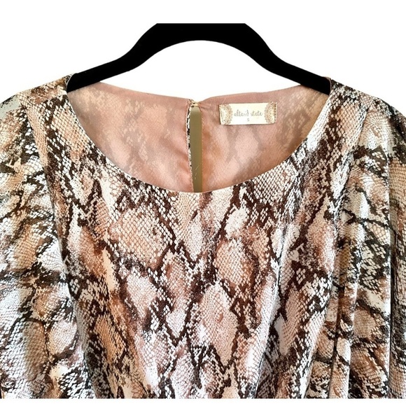 ALTAR’D STATE, NWT,WOMENS SNAKE PRINT, PEPLUM BLOUSE. FULL RAGLAN SLEEVE SIZE S - Picture 3 of 10